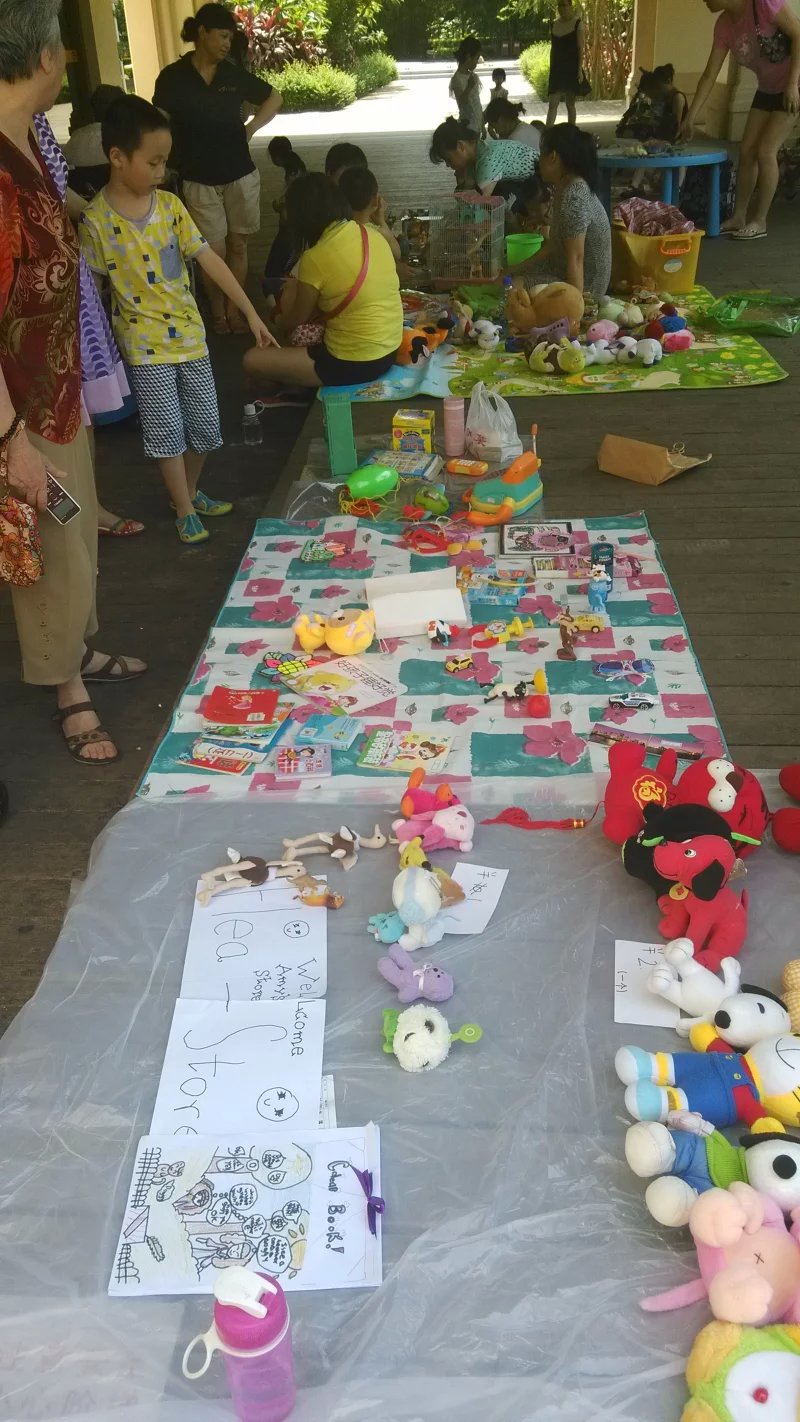 光华街社区开展锦绣花园跳蚤市场活动