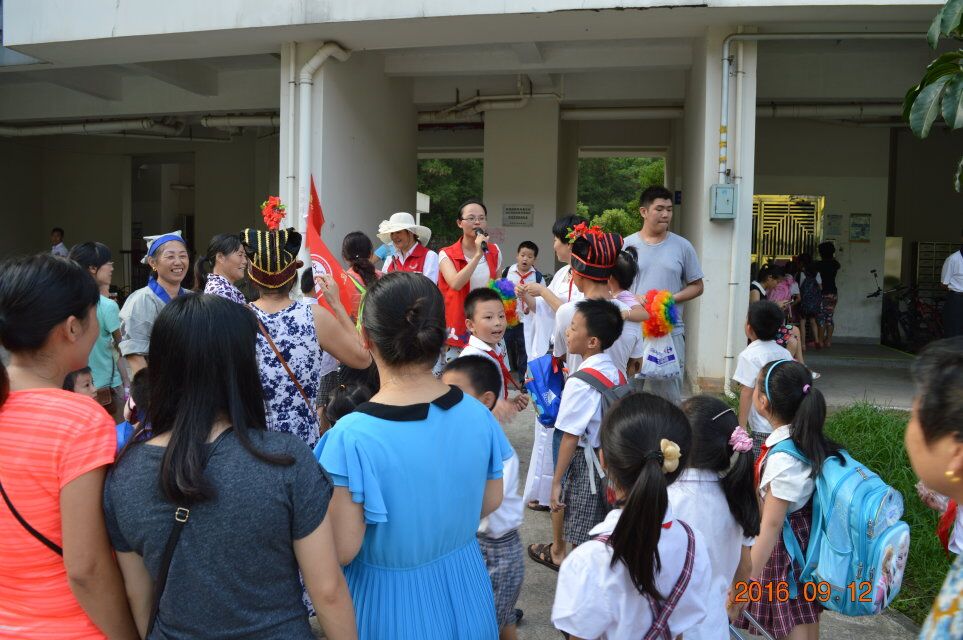 庆中秋，贺国庆，邻里党群一家亲游园会！