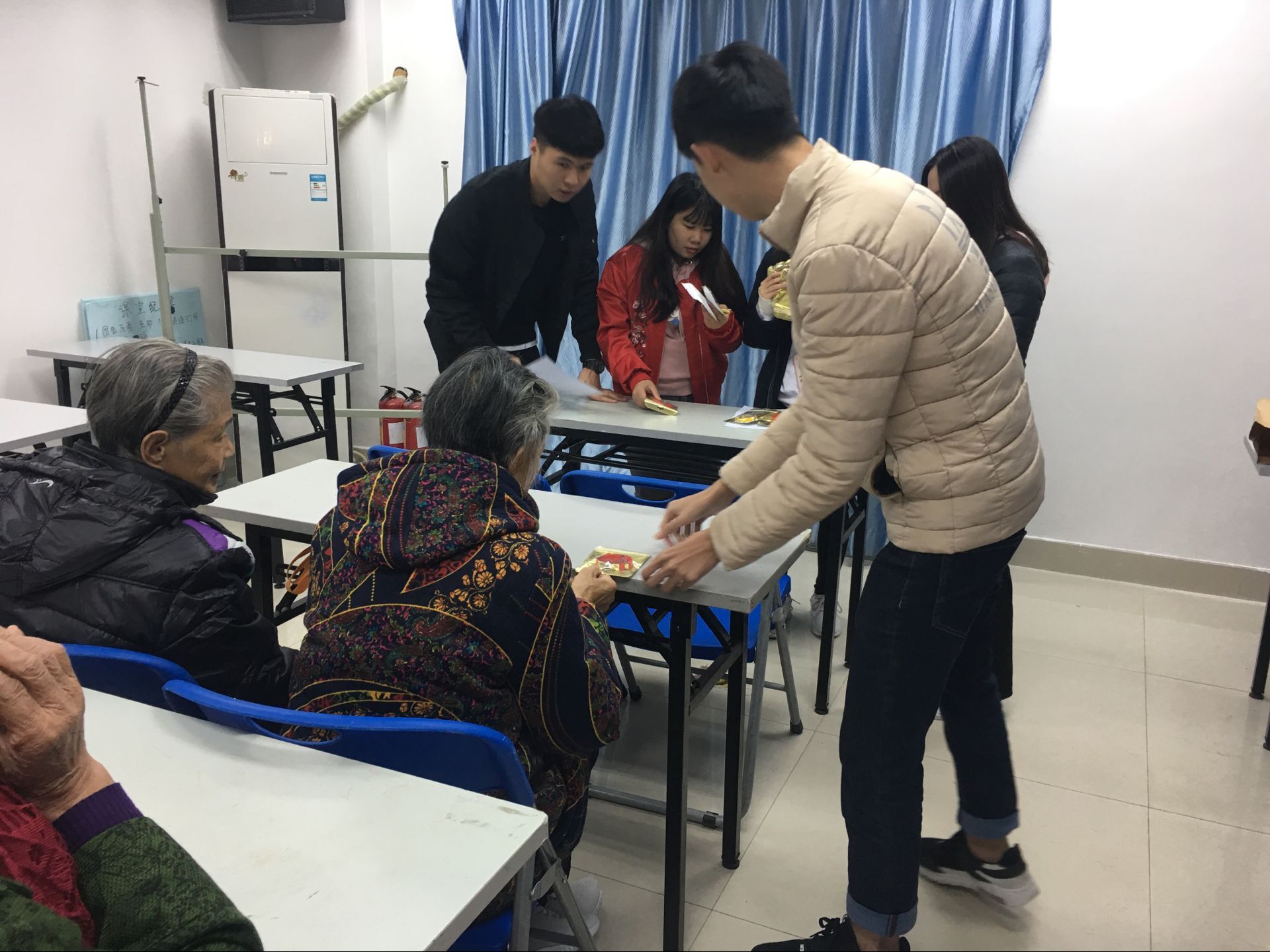 老人防走失手环 让老人出行更无忧